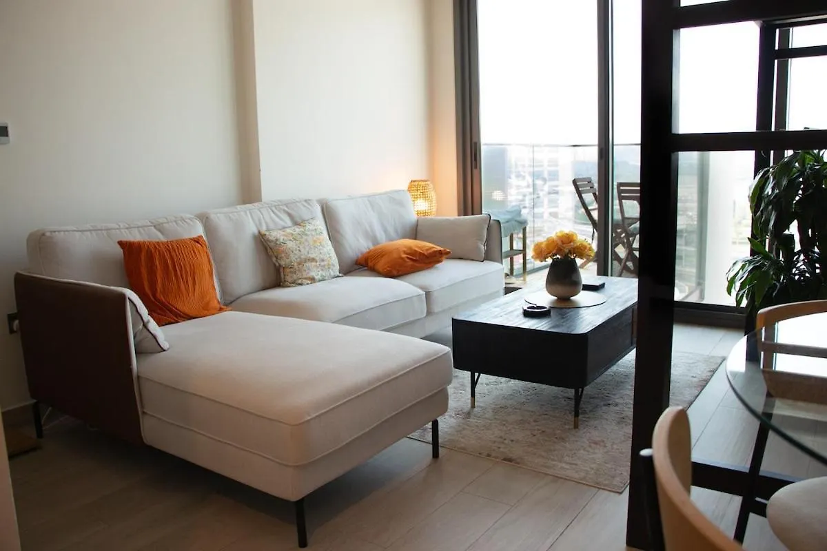 Modern Studio 15Mins Away From World Trade Center contacts